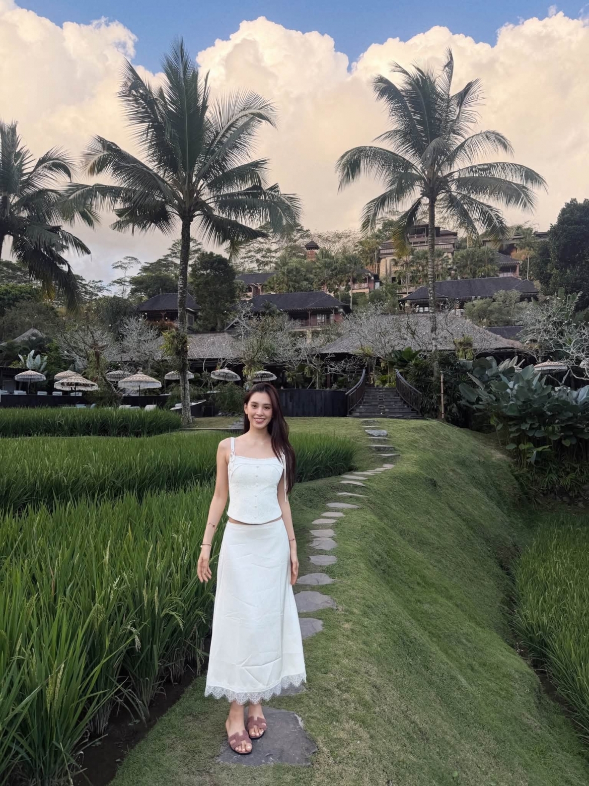Hoa hậu Tiểu Vy khoe vẻ đẹp nhẹ nhàng, thư thái giữa không gian thiên nhiên. Nàng hậu tiếp tục ghi điểm với hình ảnh trẻ trung và đầy sức sống.