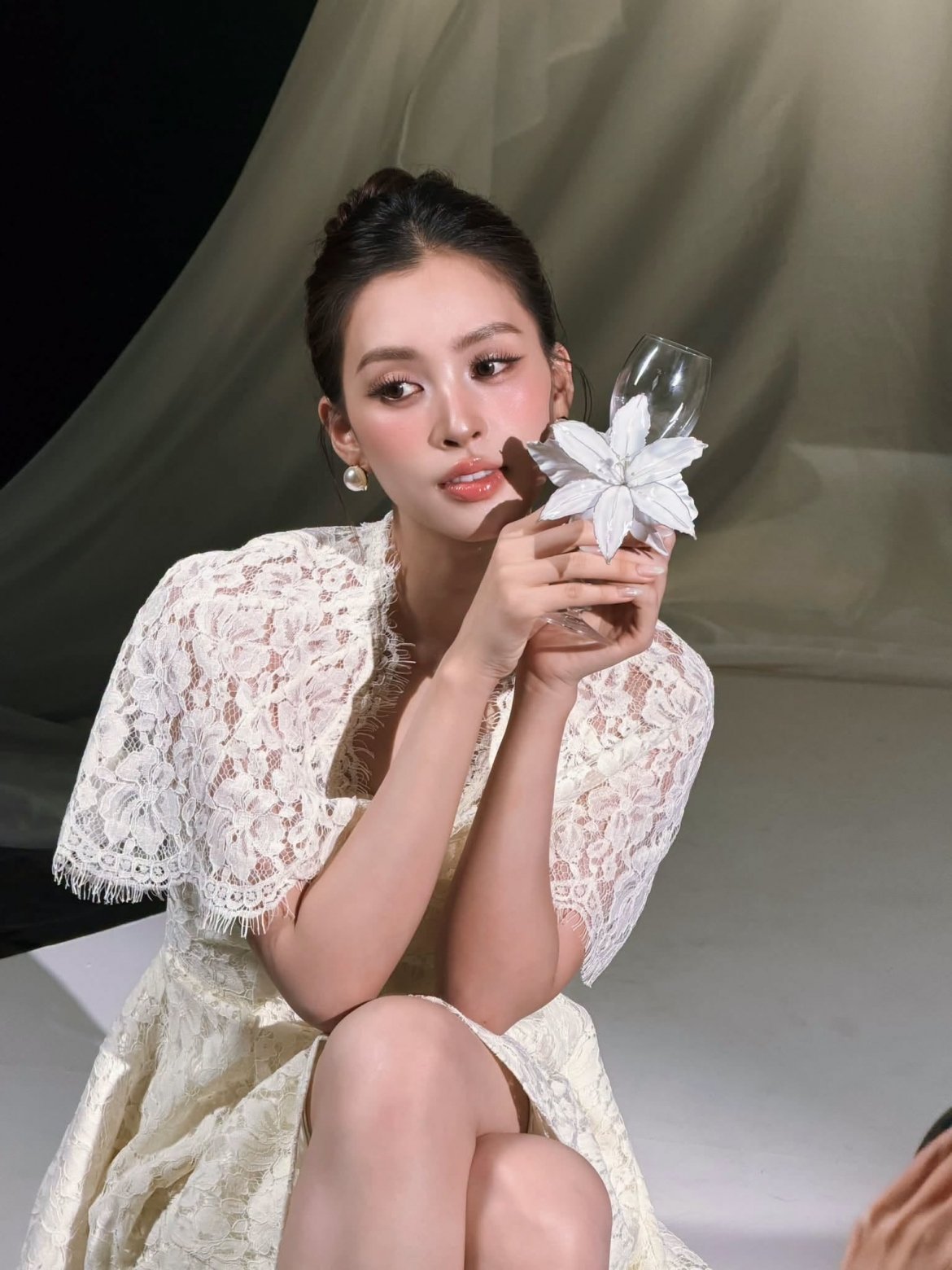 Trần Tiểu Vy khiến người hâm mộ thích thú với nhan sắc xinh đẹp cùng biểu cảm tinh nghịch.