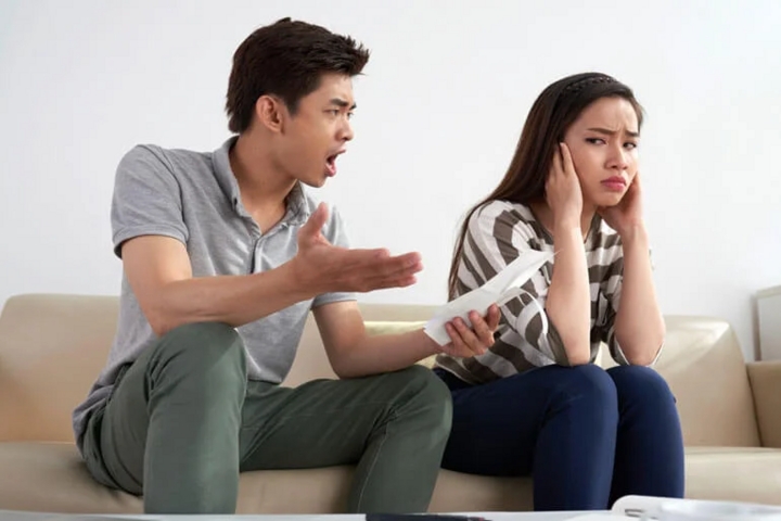 Chồng quản tiền từng khoản chi tiêu, luôn định kiến rằng tôi không viết vun vén, tiết kiệm. (Ảnh minh họa: iStock)