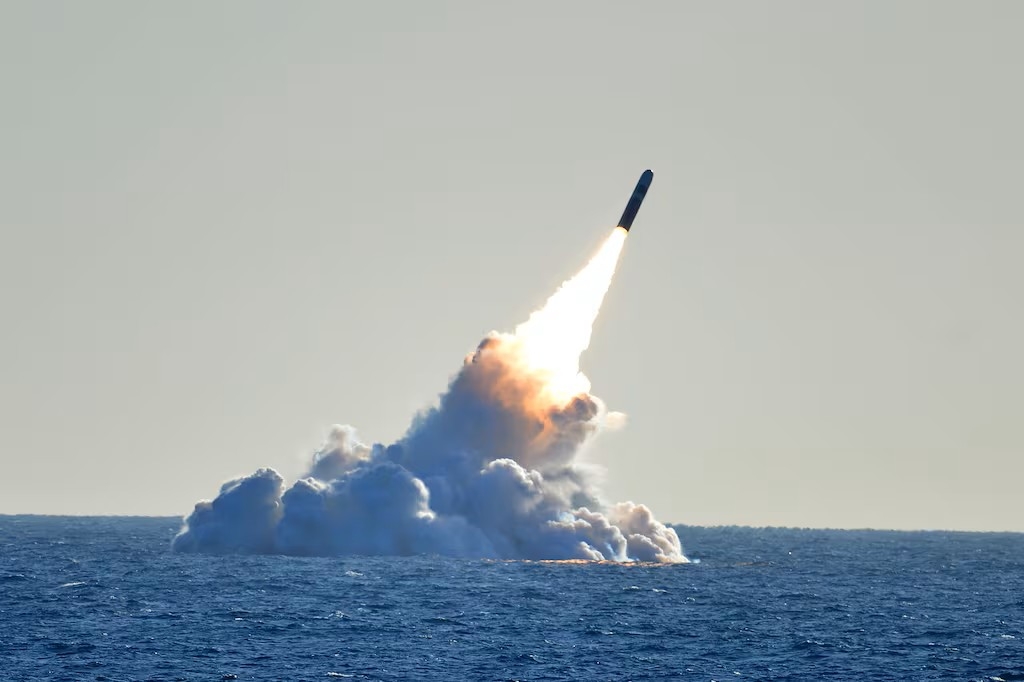 Tên lửa Trident II D5 được phóng từ tàu ngầm mang tên lửa đạn đạo lớp Ohio mang tên Nebraska ngoài khơi bang California, Mỹ tháng 3/2008. (Ảnh: Hải quân Mỹ)
