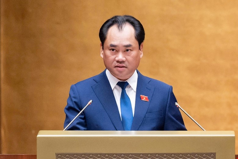 Bộ trưởng Trịnh Việt Hùng trình bày Tờ trình dự án Luật sửa đổi 10 luật về nông nghiệp và môi trường