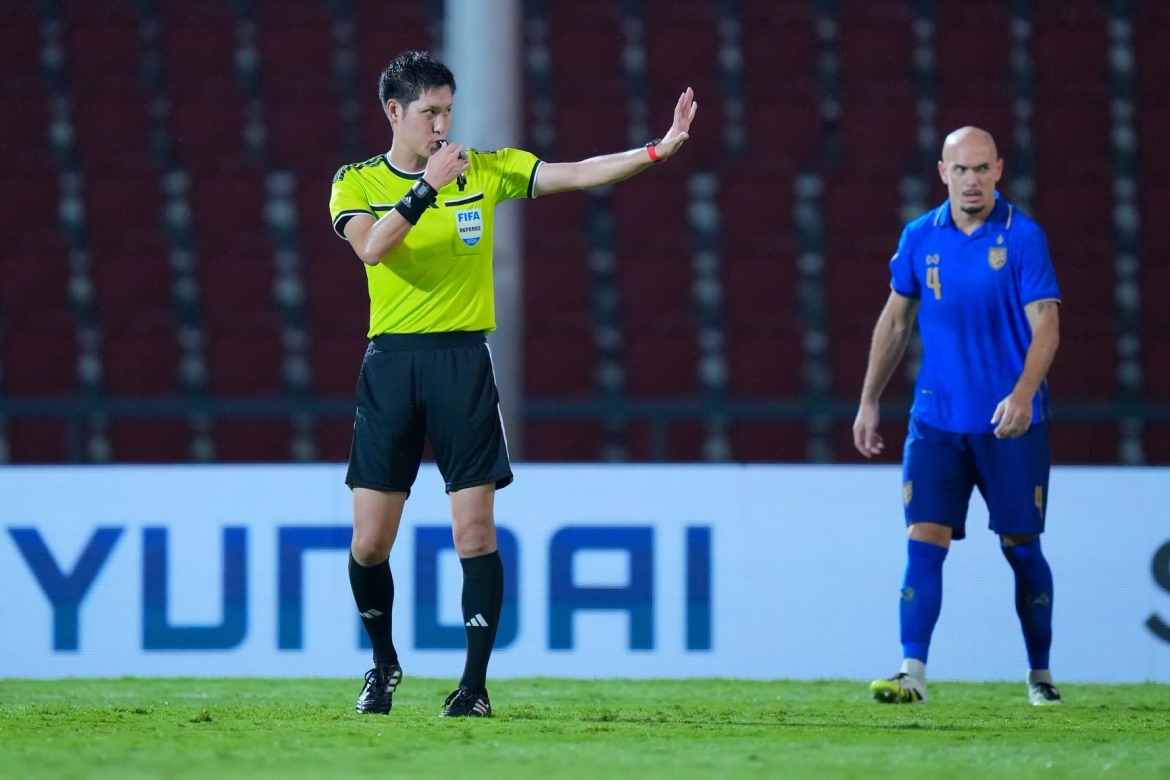 Trọng tài Ohashi Yusuke điều khiển trận ĐT Thái Lan 2-0 ĐT Myanmar tại bảng B ASEAN Cup 2026. (Ảnh: Changsuek)