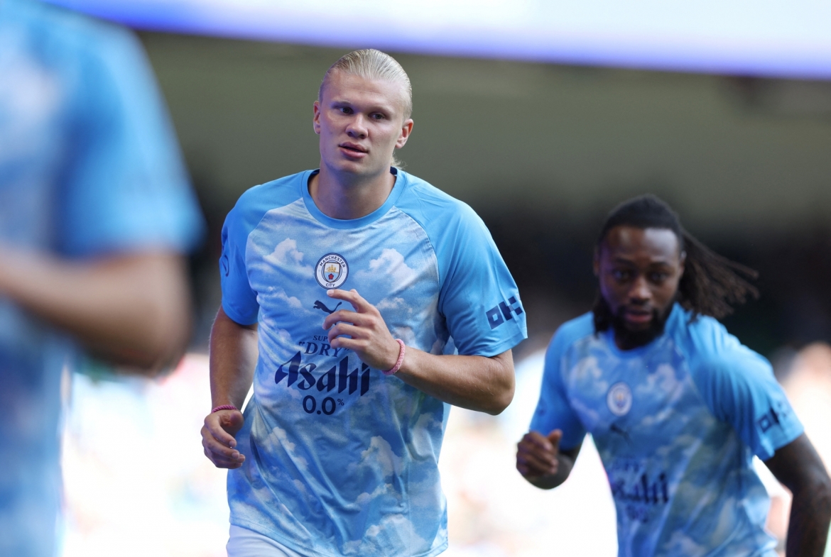 Các cầu thủ Man City khởi động. (Ảnh: Reuters)