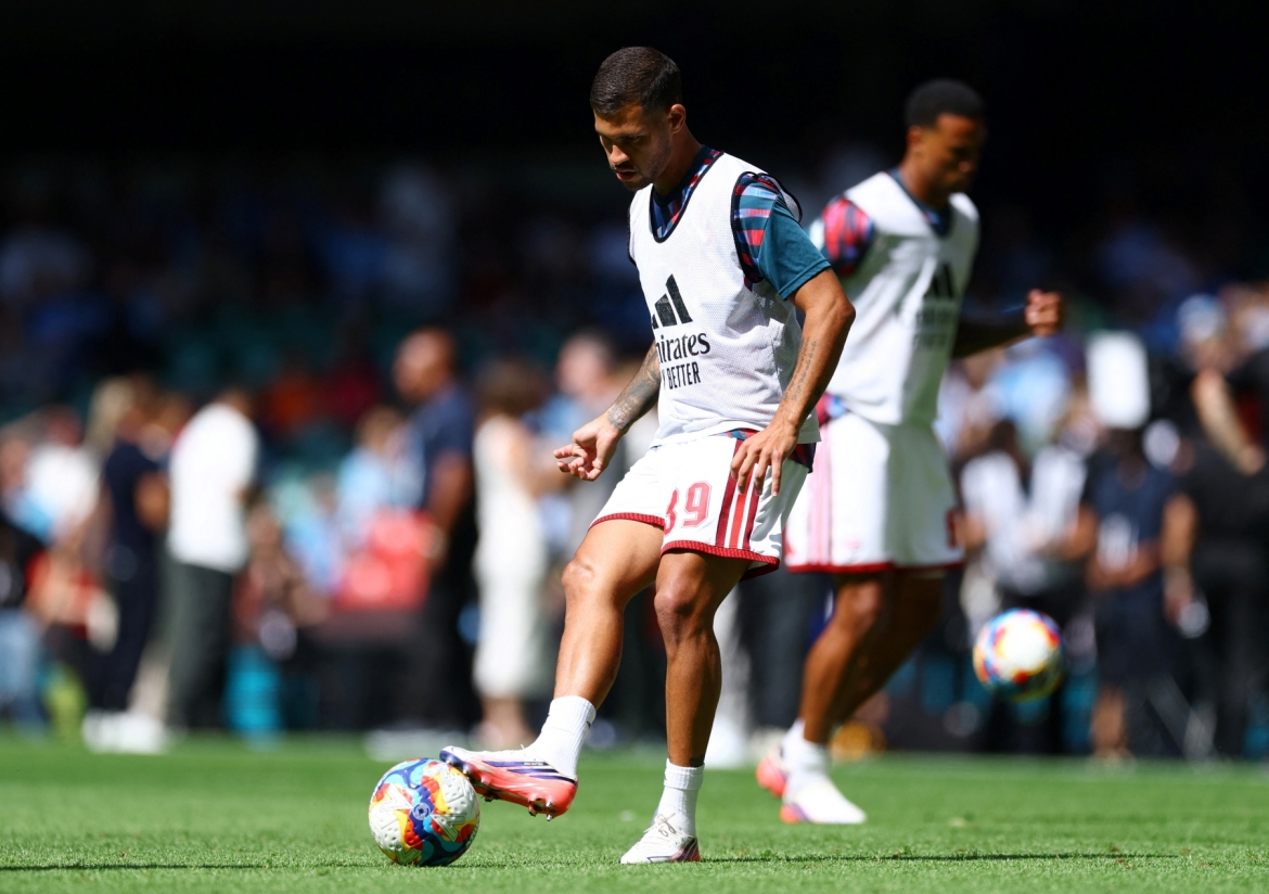 Các cầu thủ Arsenal khởi động. (Ảnh: Reuters)