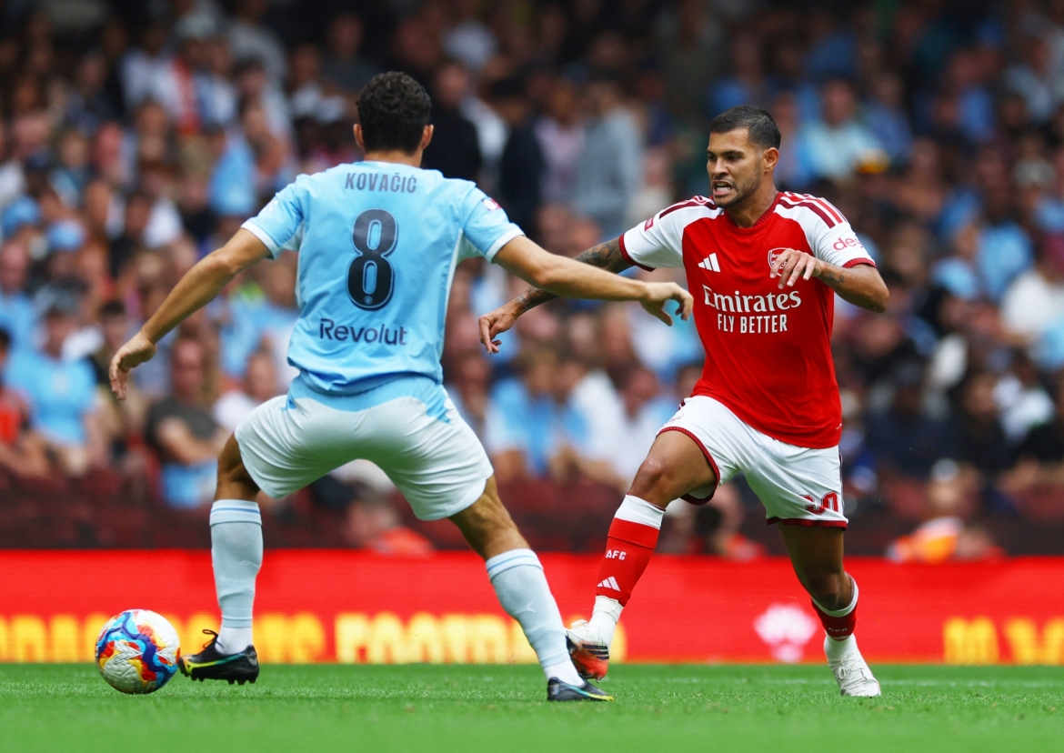 Man City đang tỏ ra bế tắc trong việc tìm đường vào khung thành thủ môn David Raya bên phía Arsenal (Ảnh: Reuters)