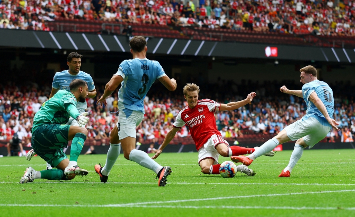 Ødegaard suýt chút nữa nâng tỷ số lên 3-0 cho Arsenal trước Man City ở cuối hiệp một (Ảnh: Reuters)