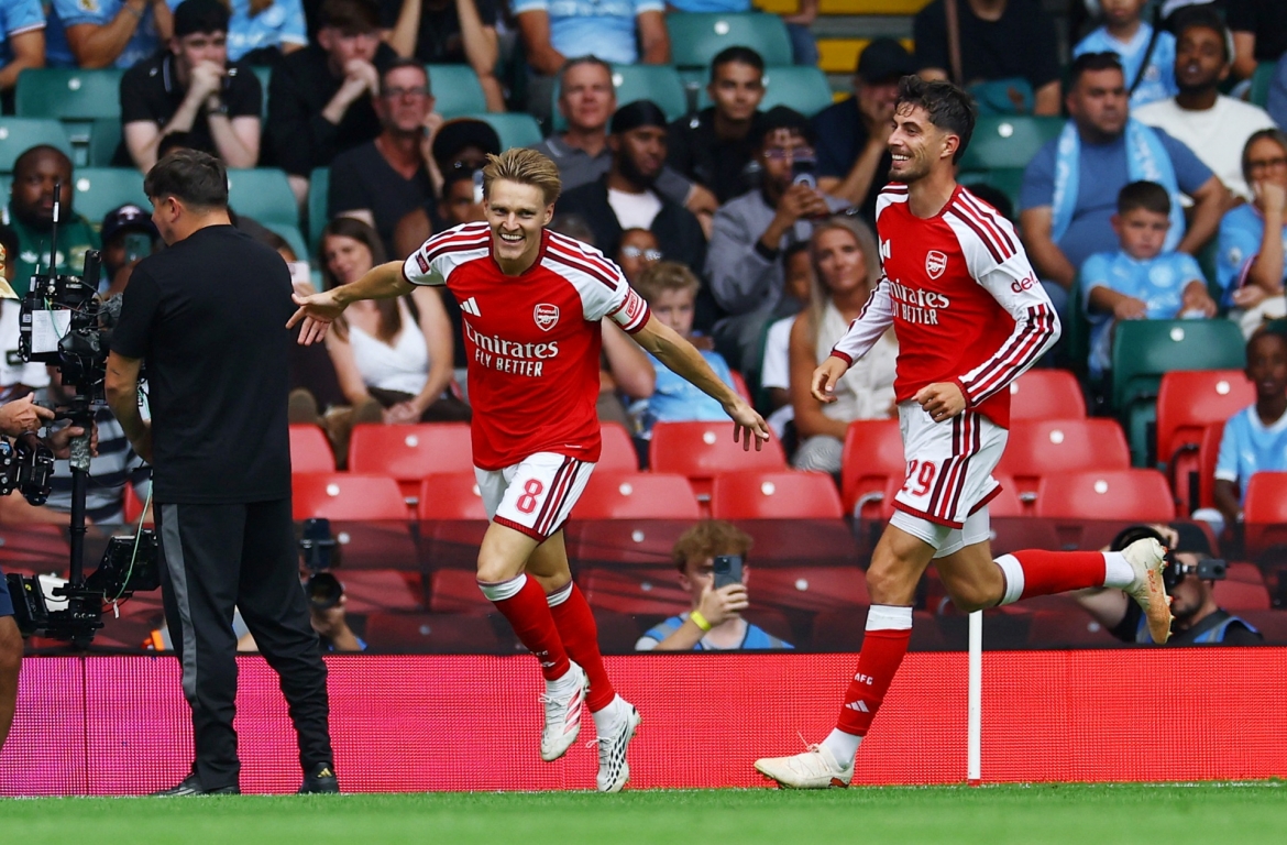 Ødegaard dễ dàng nâng tỷ số lên 3-0 cho Arsenal trước Man City (Ảnh: Reuters)