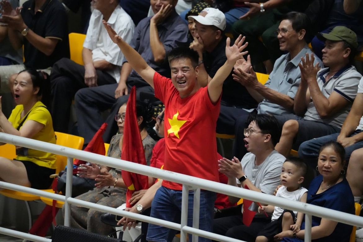 CĐV Việt Nam trên khán đài nhà thi đấu Đông Anh. (Ảnh: SAVA). 