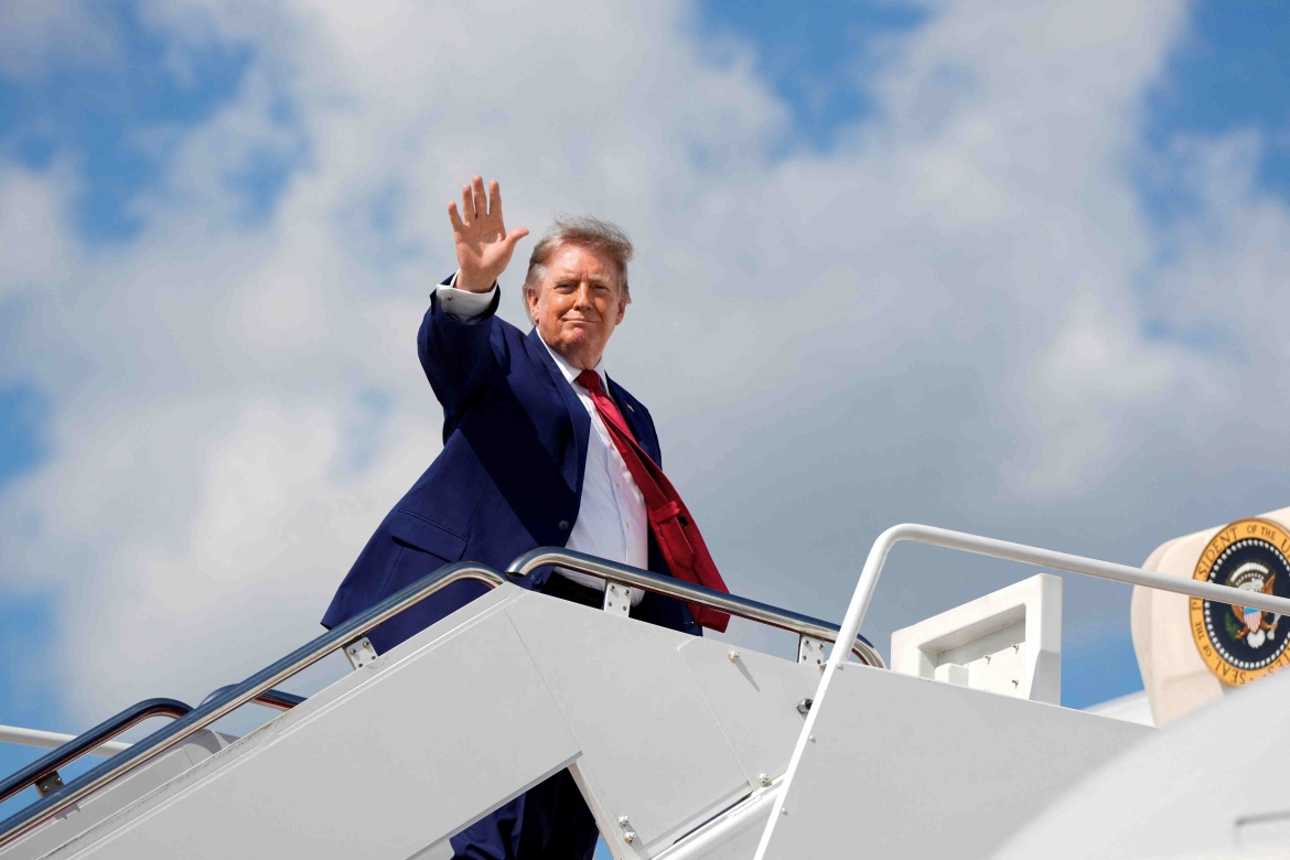 Tổng thống Mỹ Donald Trump trong một lần lên chiếc Không lực Một (Ảnh: Reuters)