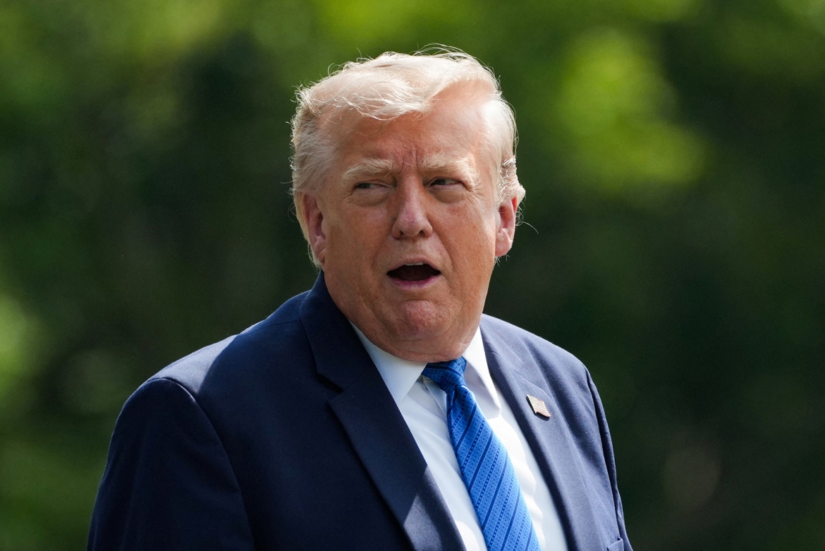 Ông Trump tuyên bố Mỹ đang kiểm soát eo biển Hormuz, sẵn sàng tấn công Iran. Ảnh: Reuters