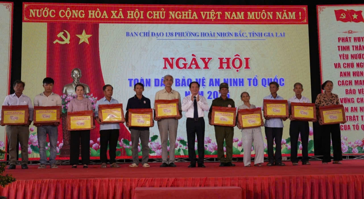 Trưởng Ban Tuyên giáo Trung ương tặng quà một số gia đình ở phường Hoài Nhơn Bắc.