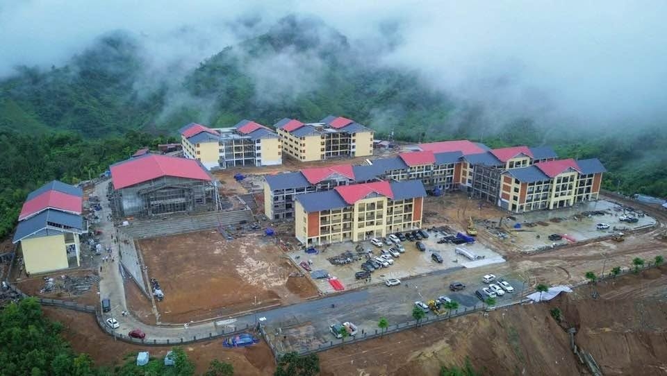 Trường Phổ thông nội trú liên cấp xã A Mú Sung đã hoàn thành khoảng 92% khối lượng (ảnh Mạnh Dũng).