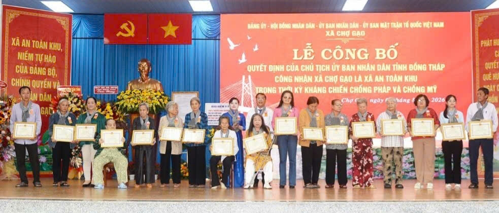 Chính quyền địa phương tặng giấy khen cho các cá nhân có thành tích tại xã "An toàn khu".