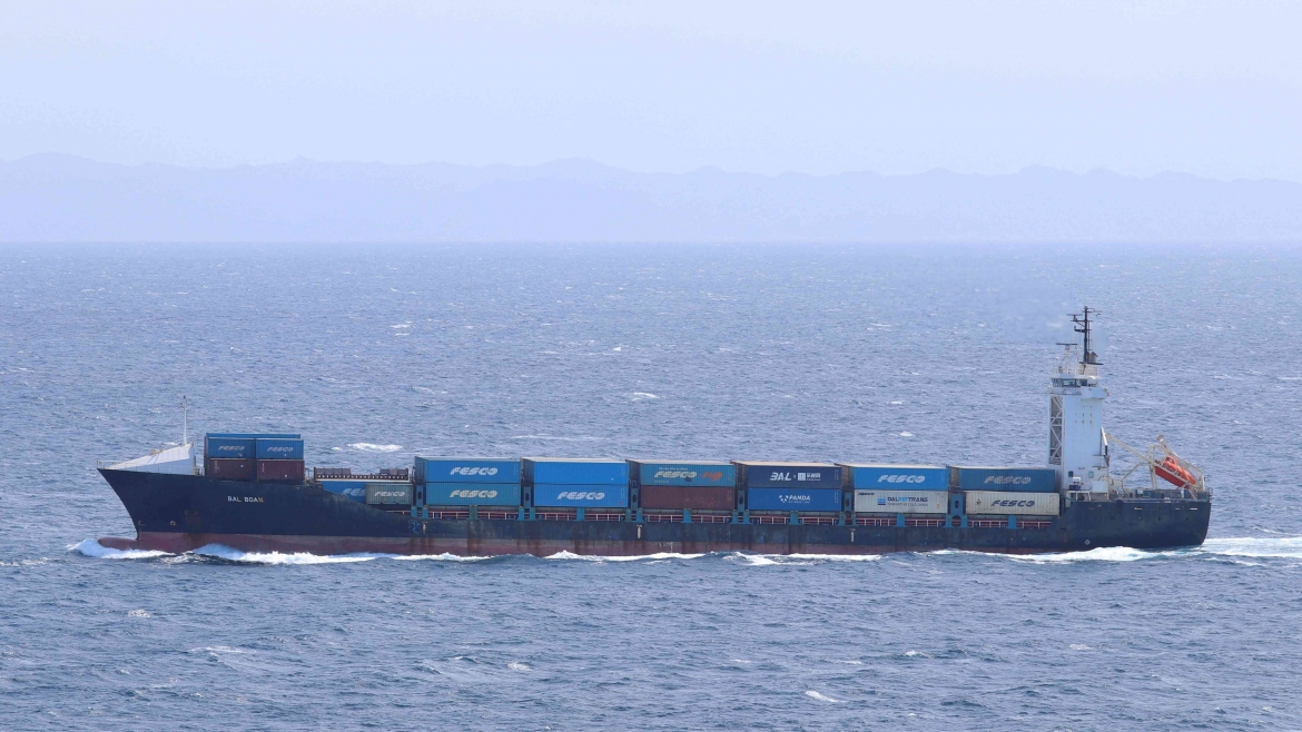 Tàu container Vela Nova mang cờ Panama trúng tên lửa khi đang trong hành trình qua eo biển Hormuz ngày 11/8 (Ảnh: Reuters)