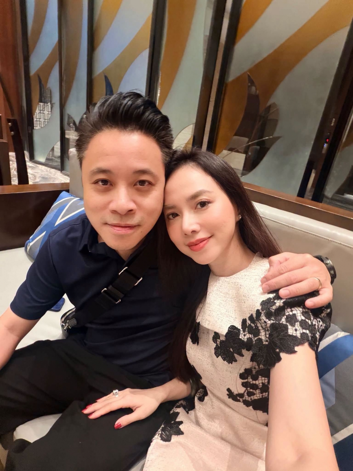 Victor Vũ và Đinh Ngọc Diệp ghi lại khoảnh khắc tình cảm trong chuyến du lịch. Không cần tạo dáng cầu kỳ, cặp đôi vẫn gây chú ý bởi sự tự nhiên và những khoảnh khắc đồng hành bên nhau.