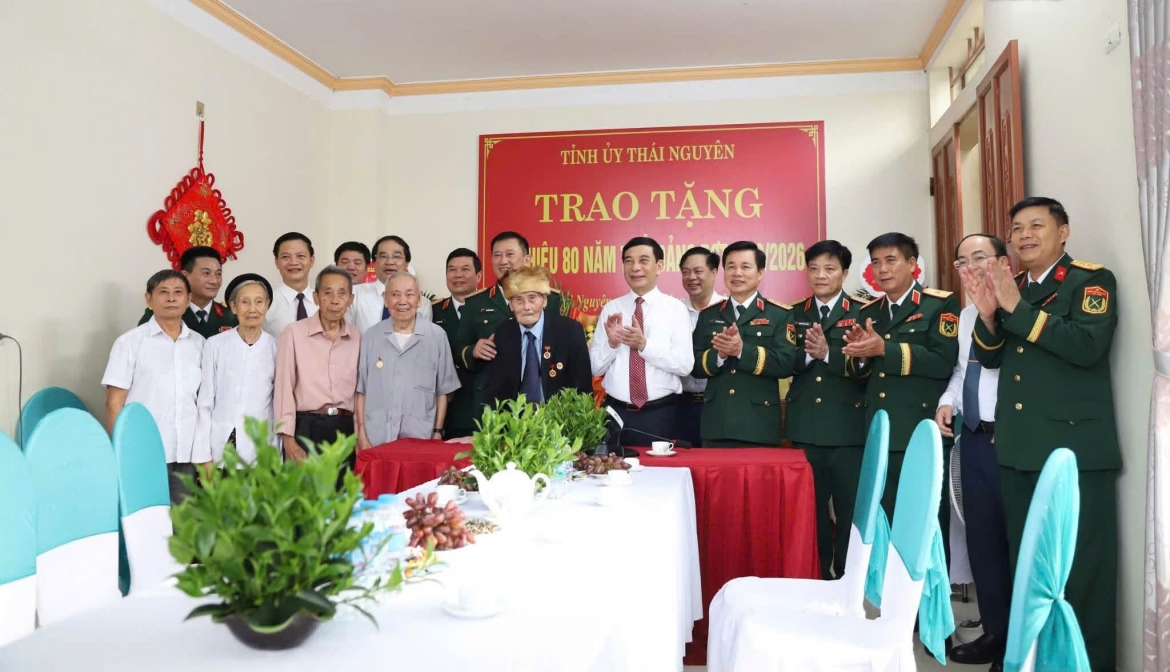 Việc trao tặng Huy hiệu 80 năm tuổi Đảng là sự ghi nhận của Đảng, Nhà nước đối với quá trình rèn luyện, phấn đấu, cống hiến của đồng chí Nguyễn Quang Nam.