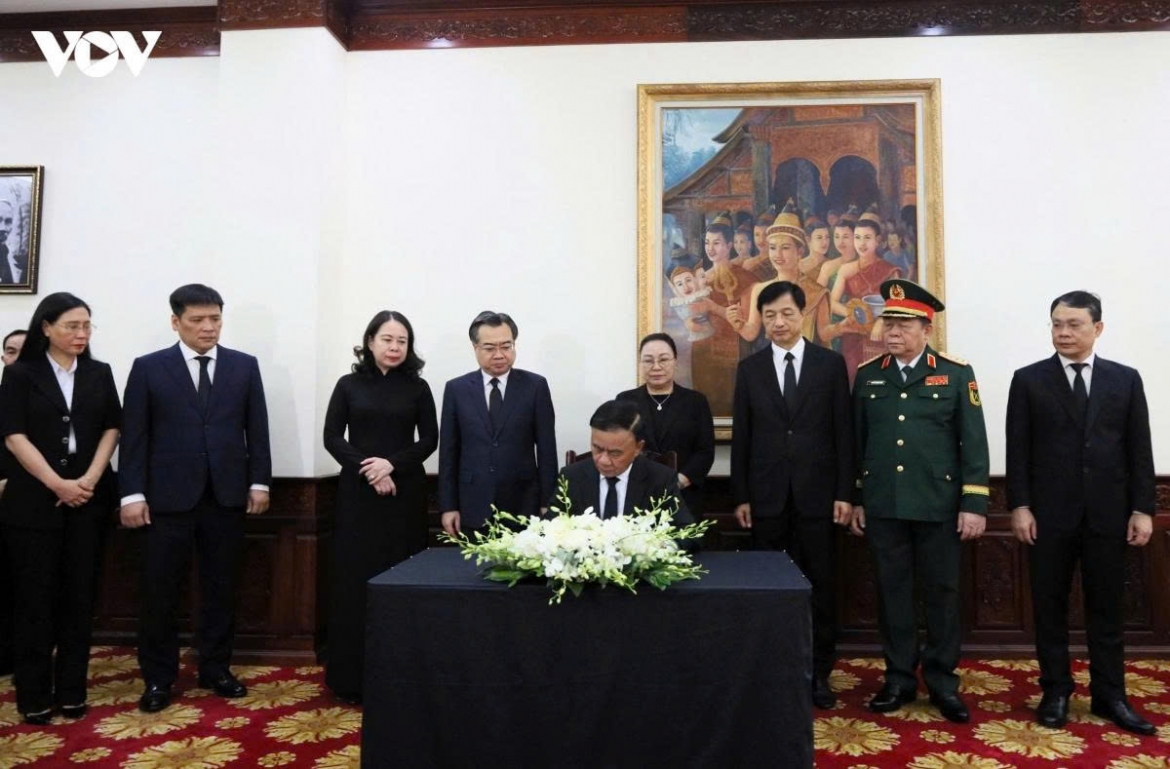 Thường trực Ban Bí thư Trần Cẩm Tú ghi sổ tang, viếng Chủ tịch Quốc hội Lào Saysomphone Phomvihane.
