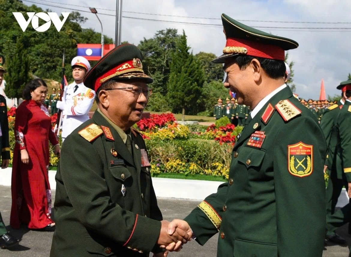 Đại tướng Phan Văn Giang, Bộ trưởng Bộ Quốc phòng Việt Nam và Đại tướng Chansamone Chanyalath, Phó Thủ tướng Chính phủ, Bộ trưởng Bộ Quốc phòng Lào tại cuộc giao lưu hữu nghị quốc phòng biên giới Việt Nam - Lào tháng 10/2024.
