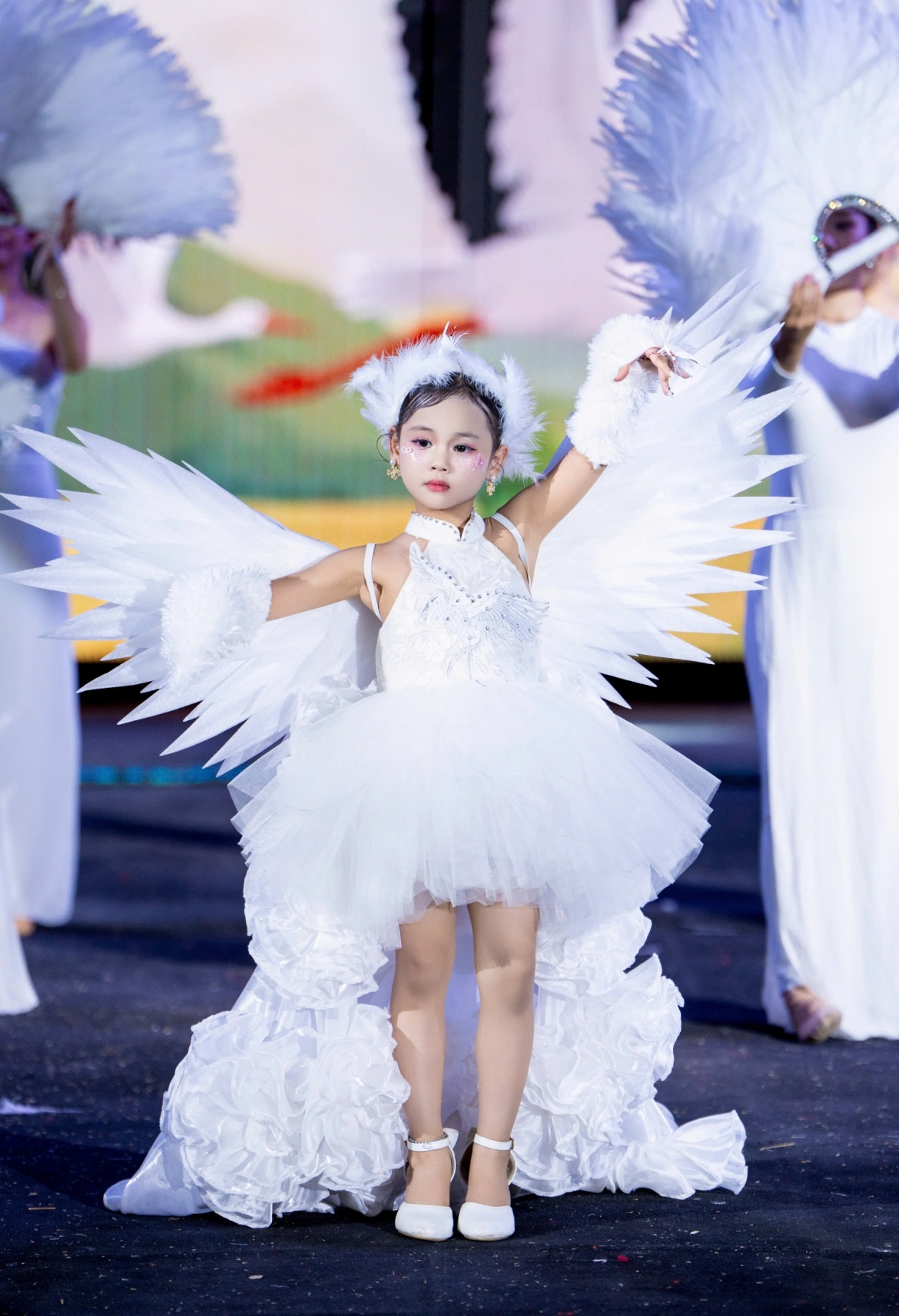 Các mẫu nhí trình diễn thiết kế lấy cảm hứng từ cánh cò, rồng và hoa sen.
