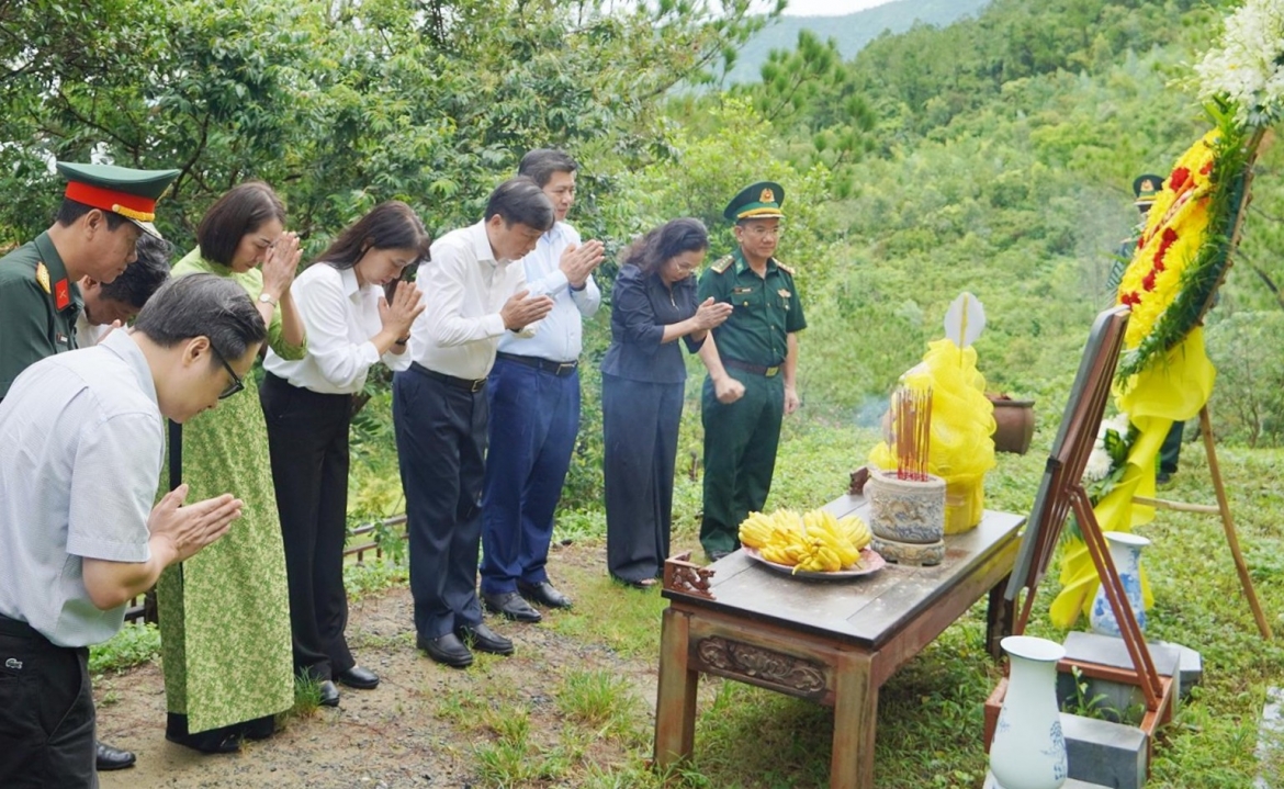 Lãnh đạo tỉnh Quảng Trị dâng hương tại phần mộ Phu nhân Đại tướng Võ Nguyên Giáp