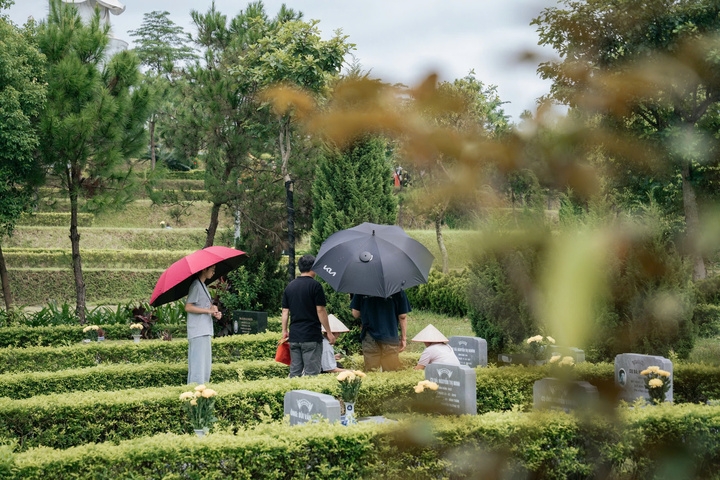 Với những người đã mất, con cháu có thể tưởng nhớ, thăm viếng mộ phần