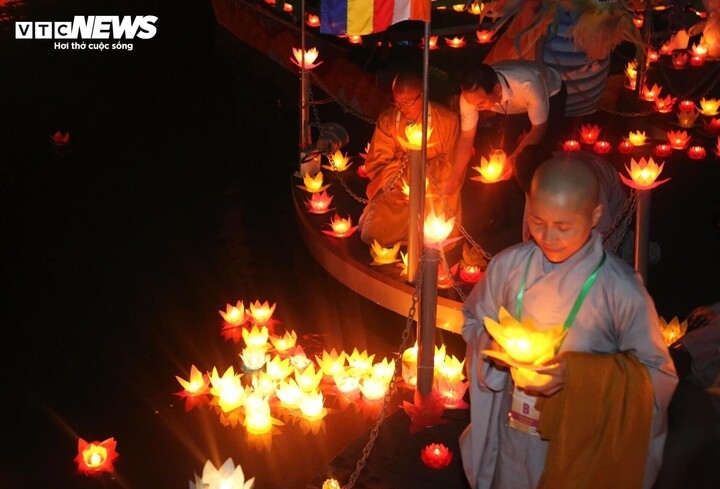 Thả đèn hoa đăng thường được thực hiện trong tháng 7 âm lịch