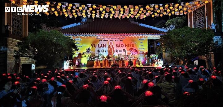 Lễ Vu lan là dịp để mọi người bày tỏ lòng hiếu thảo, bắt đầu từ việc dâng những đóa sen đỏ thắm trên đầu hay cài bông hồng trắng tinh khôi lên ngực áo. (Ảnh: Mạnh Hiếu)