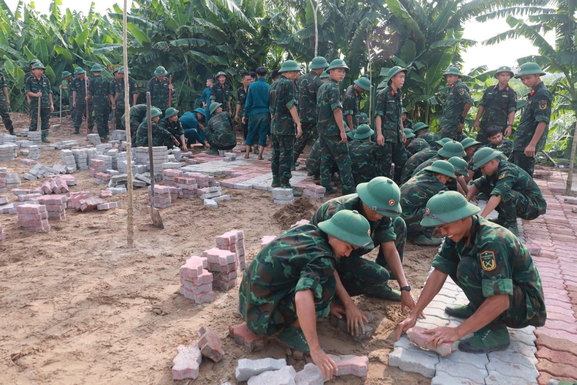 Vườn hoa của xã Minh Châu đang được gấp rút xây dựng.
