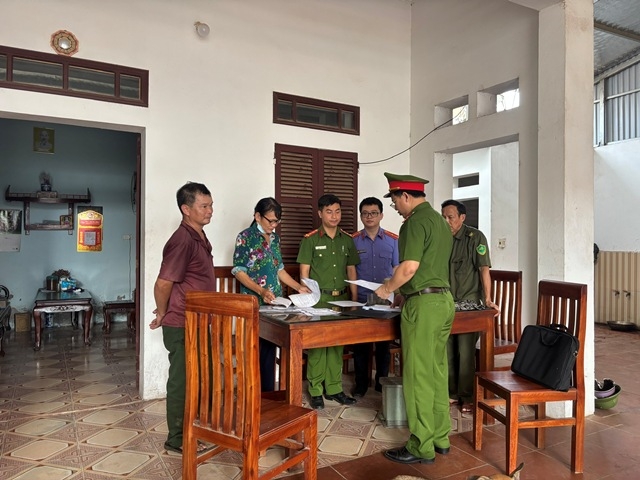 Cơ quan điều tra thi hành Lệnh khám xét nơi ở của các bị can