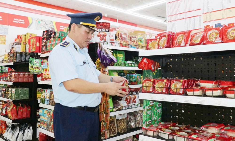 Lực lượng chức năng kiểm tra chất lượng, mẫu mã bánh trung thu