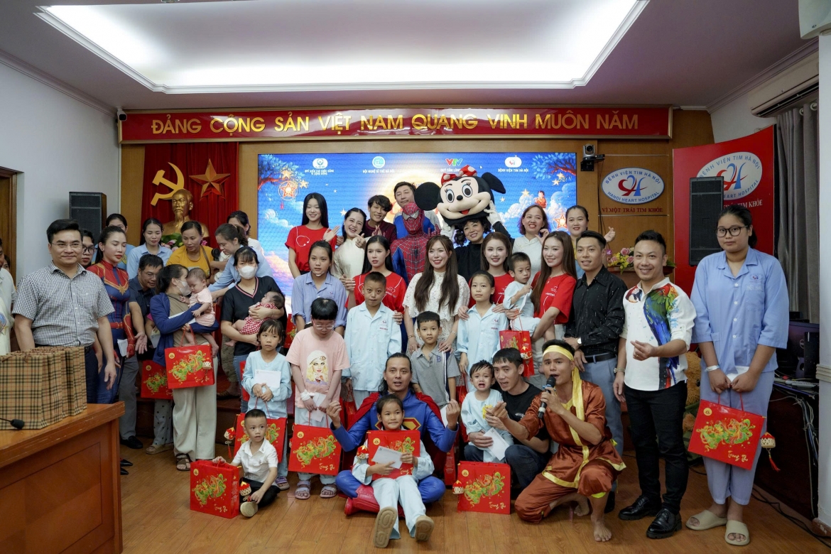 Dàn Hoa hậu, Á hậu tham gia hoạt động thiện nguyện dịp Trung thu tại Bệnh viện Tim Hà Nội.