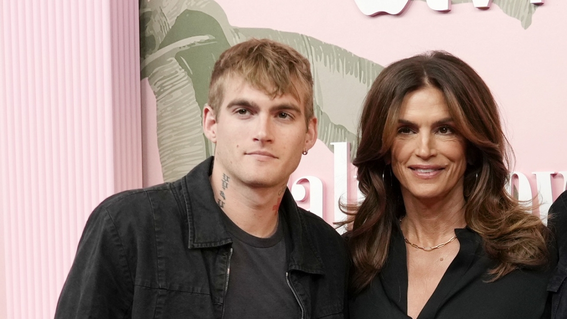 Presley Gerber, con trai của Cindy Crawford và Rande Gerber, đã qua đời tại một trung tâm cai nghiện. Anh hưởng dương 27 tuổi.