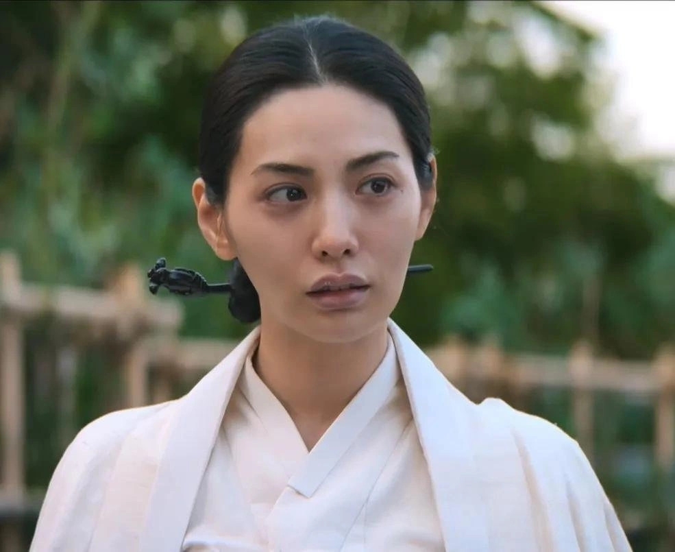 Tạo hình của Nana trong vai góa phụ Hui Yeon nhận nhiều ý kiến trái chiều từ khán giả.