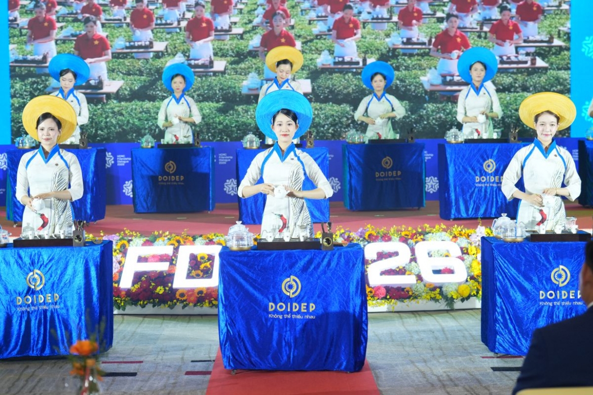 Khoảnh khắc thưởng trà mang đến cho các đại biểu một trải nghiệm gần gũi về văn hóa, sự tinh tế và lòng hiếu khách của người Việt
