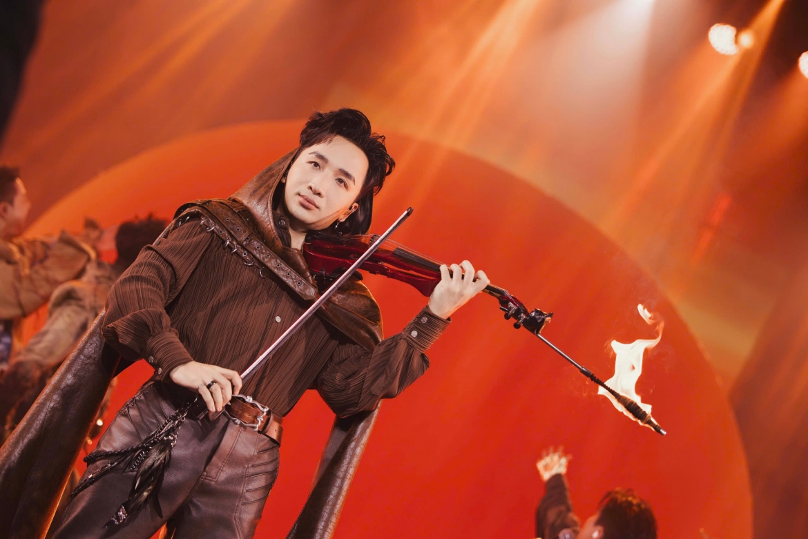 Hoàng Rob xuất hiện ở phần cuối tiết mục với cây violin.