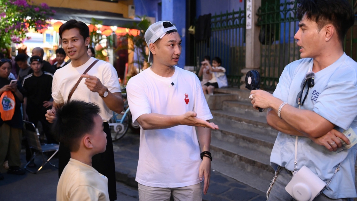 Thành Trung và Lê Dương Bảo Lâm cùng chào mời khách, tạo nên màn bán hàng đầy hài hước.