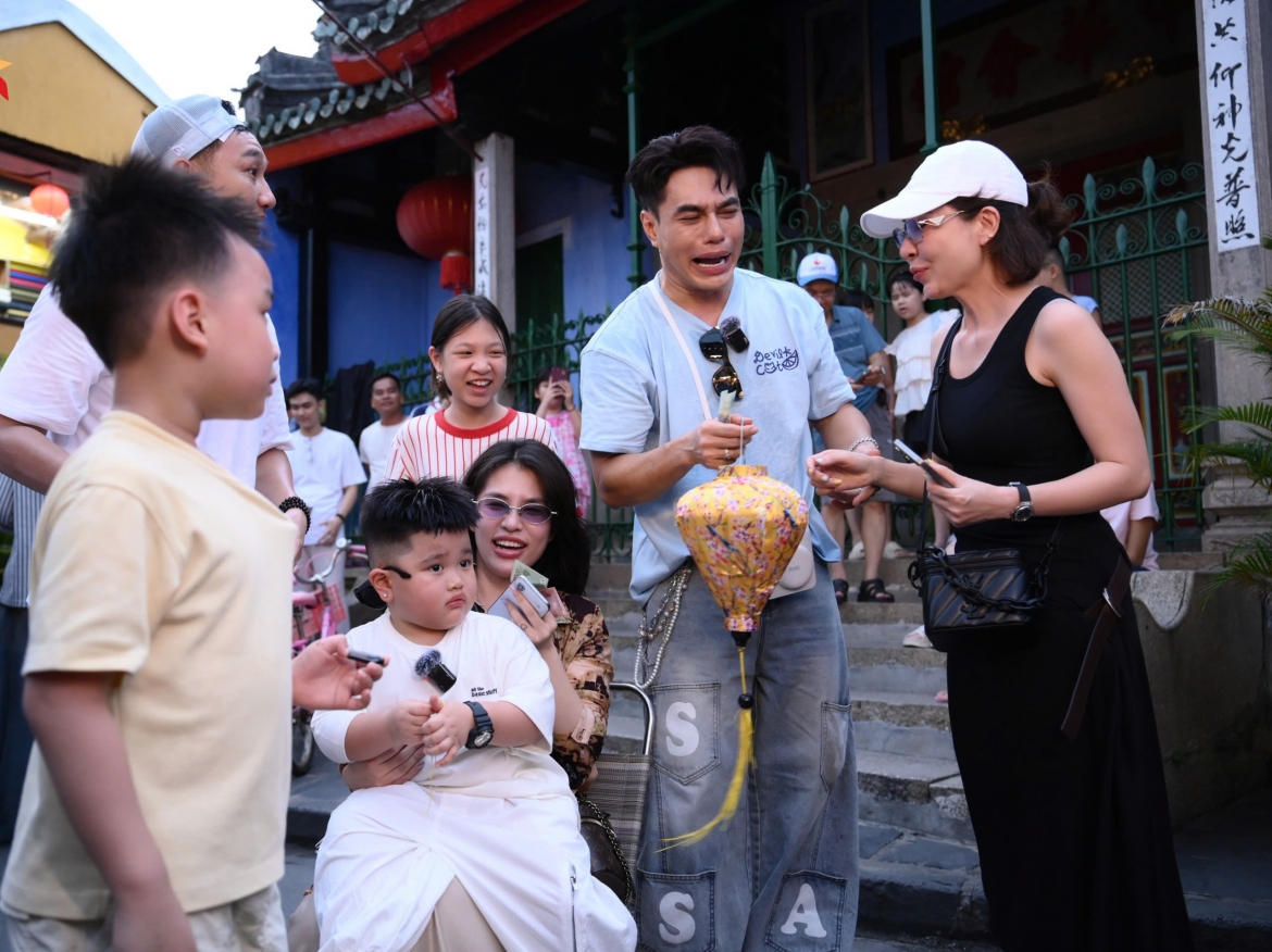 Lê Dương Bảo Lâm lăn xả chào bán đèn lồng trên phố.