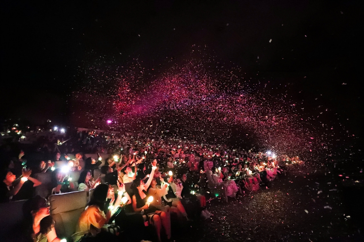 Không khí phòng chiếu trở nên sôi động khi nhiều khán giả sử dụng lightstick trong suốt bộ phim. Ảnh: BTC