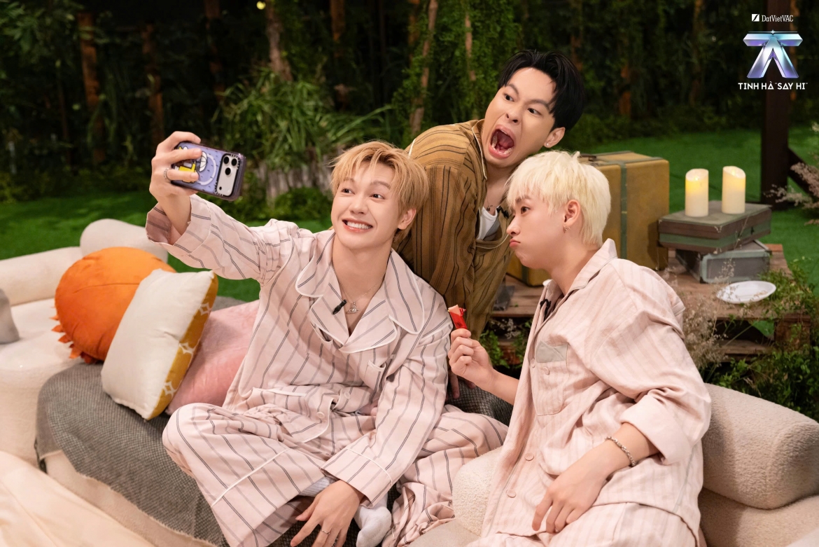 JSOL (ngoài cùng bên trái) bất ngờ trở lại Tinh hà say hi sau khi phải dừng chân ở Livestage 4.