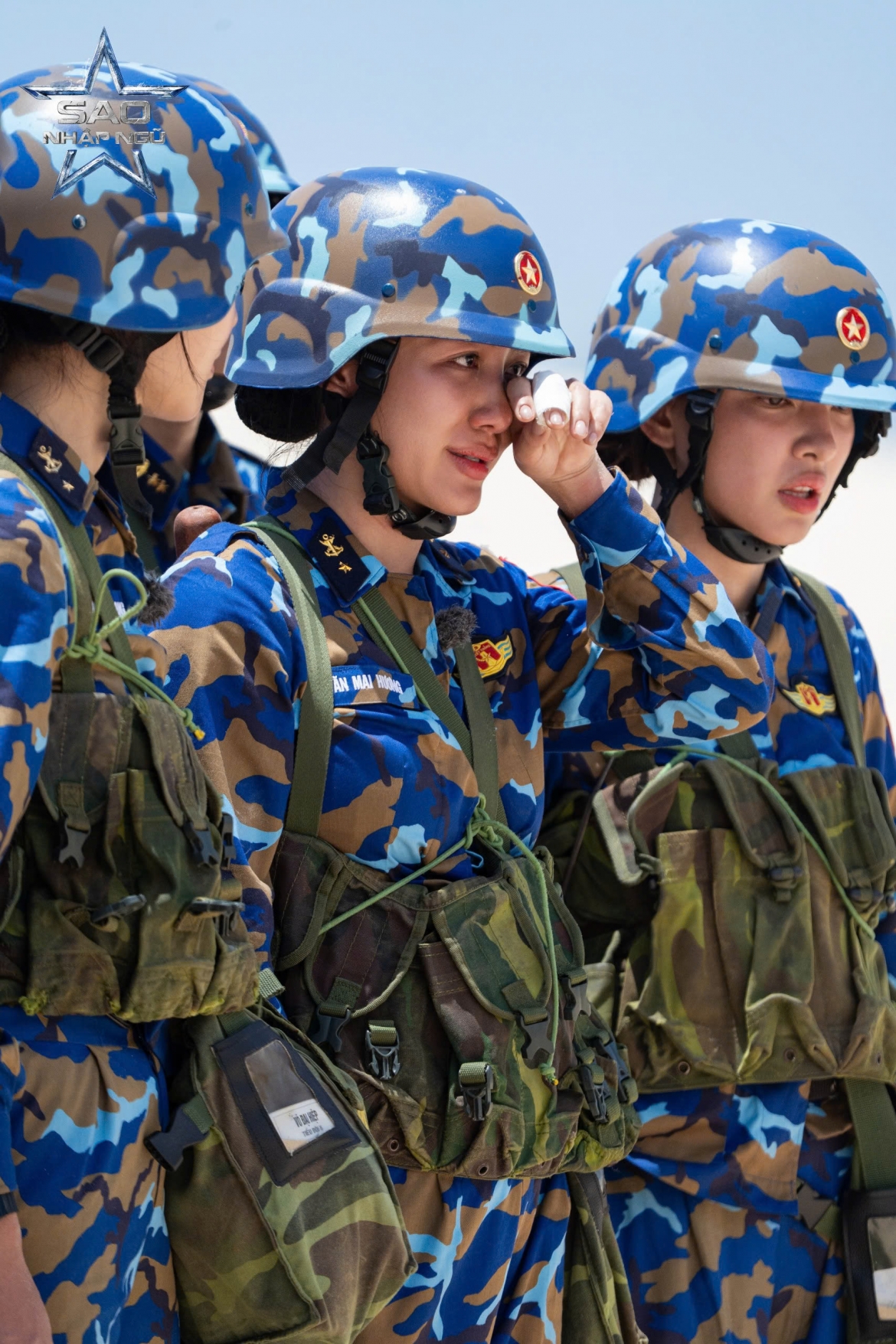 Văn Mai Hương xúc động trước sự quan tâm của các đồng đội.