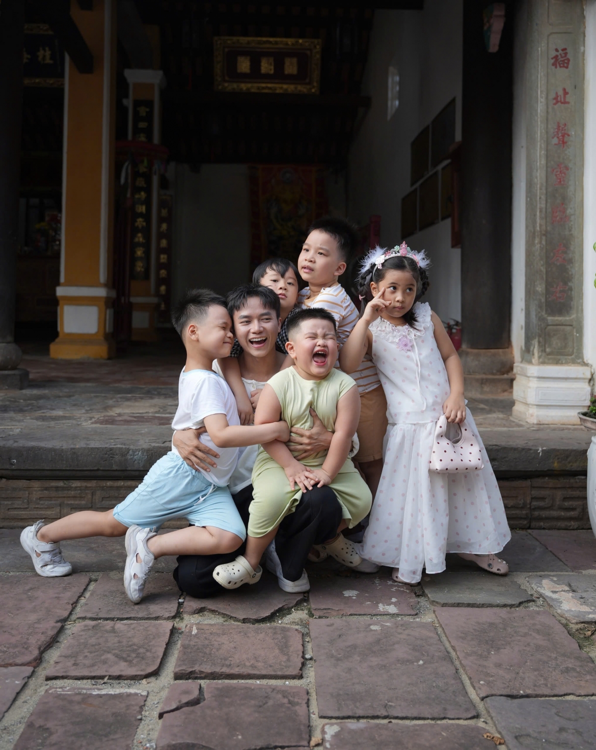 Bùi Công Nam và 5 bé