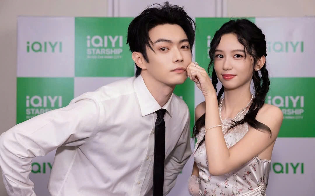 Hứa Khải cho biết anh ấn tượng với món thịt nướng cuốn rau và cách người Việt sử dụng nhiều rau sống trong bữa ăn.