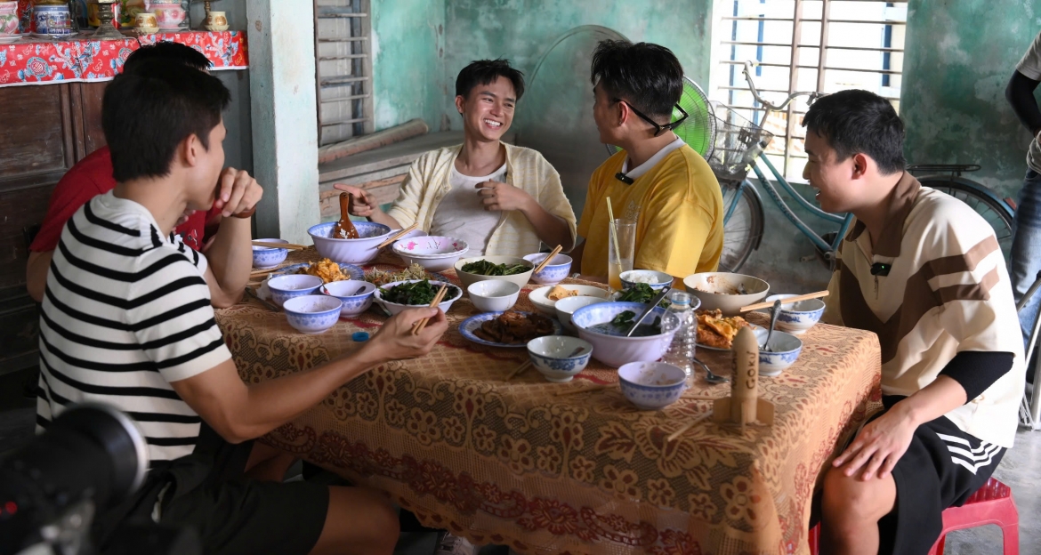 Các ông bố cùng vào bếp hỗ trợ Bùi Công Nam hoàn thành bữa ăn cho các con.