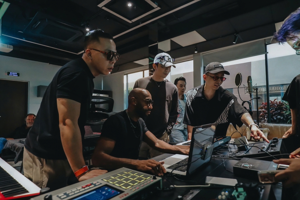 Nhà sản xuất DannyBoyStyles cho biết muốn mở rộng ngôn ngữ âm nhạc của SOOBIN nhưng vẫn giữ bản sắc riêng.