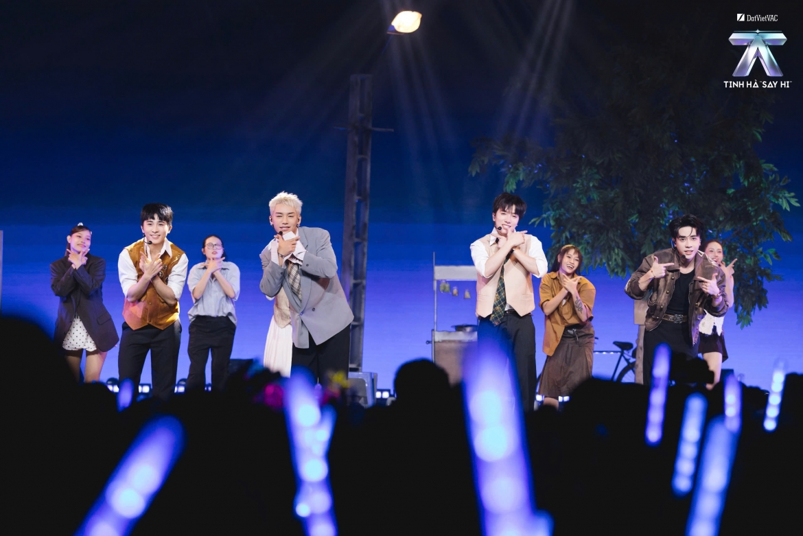 “Trễ giờ cơm” kể câu chuyện những người trẻ rời gia đình để theo đuổi ước mơ.