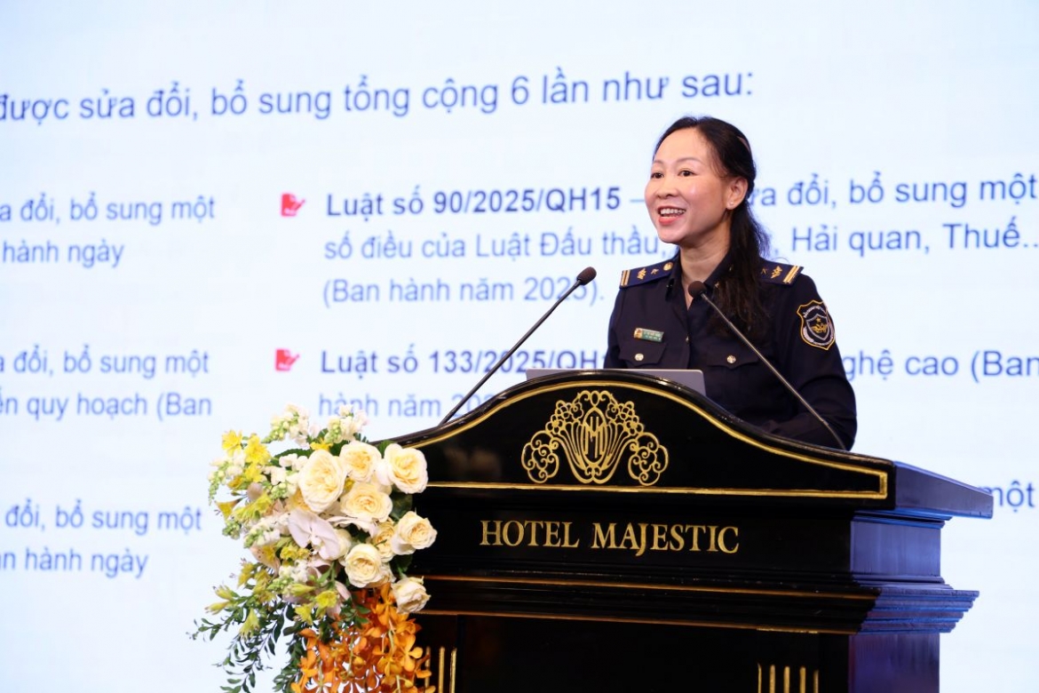 Bà Lê Thị Thùy Dung, Phó Trưởng phòng Nghiệp vụ Hải quan Chi cục Hải quan Khu vực II trả lời vướng mắc của doanh nghiệp