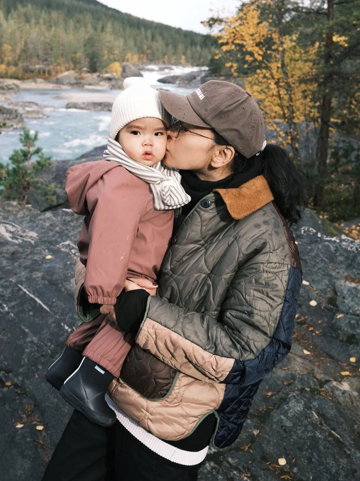 Gia đình Ngô Thanh Vân lưu lại kỷ niệm trên hành trình road trip tại Na Uy. Đông đảo khán giả khen bé Gạo dạn dĩ, ngoan ngoãn trong chuyến du lịch dài ngày lúc mới 13 tháng tuổi.
