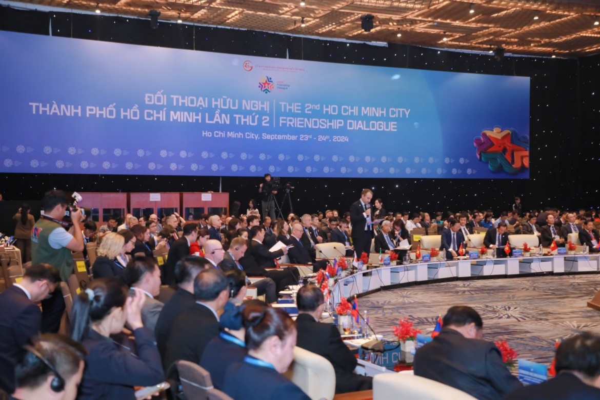 Phiên thảo luận tại Đối thoại Hữu nghị TP.HCM 2024, nơi các địa phương chia sẻ kinh nghiệm phát triển và hợp tác