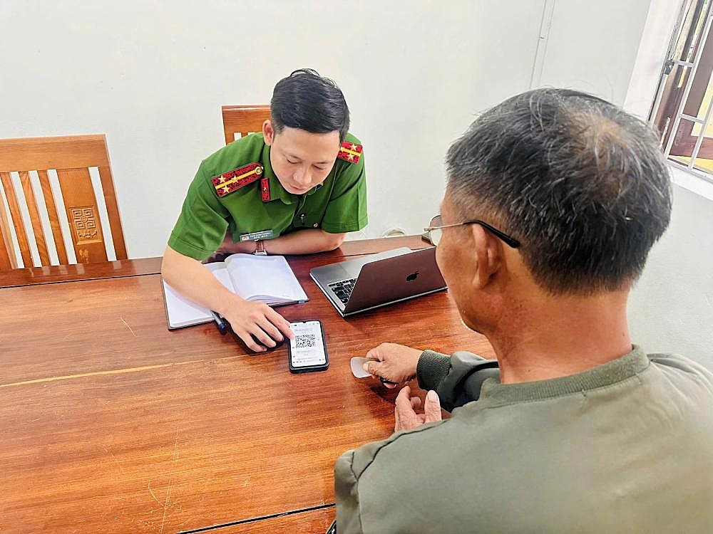 Công an xã Hương Khê kịp thời hỗ trợ ông N.N.N. ngăn chặn vụ lừa đảo. (Ảnh: Công an tỉnh Hà Tĩnh)