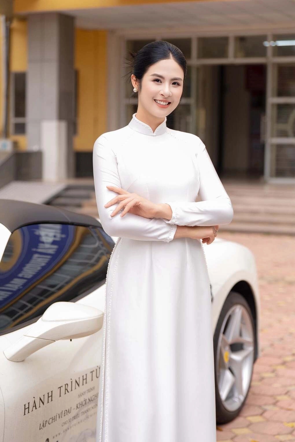 Giữa tháng 8, Ngọc Hân nhận bằng thạc sĩ ngành Lý luận và lịch sử mỹ thuật ứng dụng tại Đại học Mỹ thuật - Công nghiệp Hà Nội. Mới đây, cô đăng lên trang cá nhân hình ảnh tự chuẩn bị hồ sơ xin việc và cho biết sắp trở thành giảng viên tại chính ngôi trường mình đã theo học đại học và cao học.